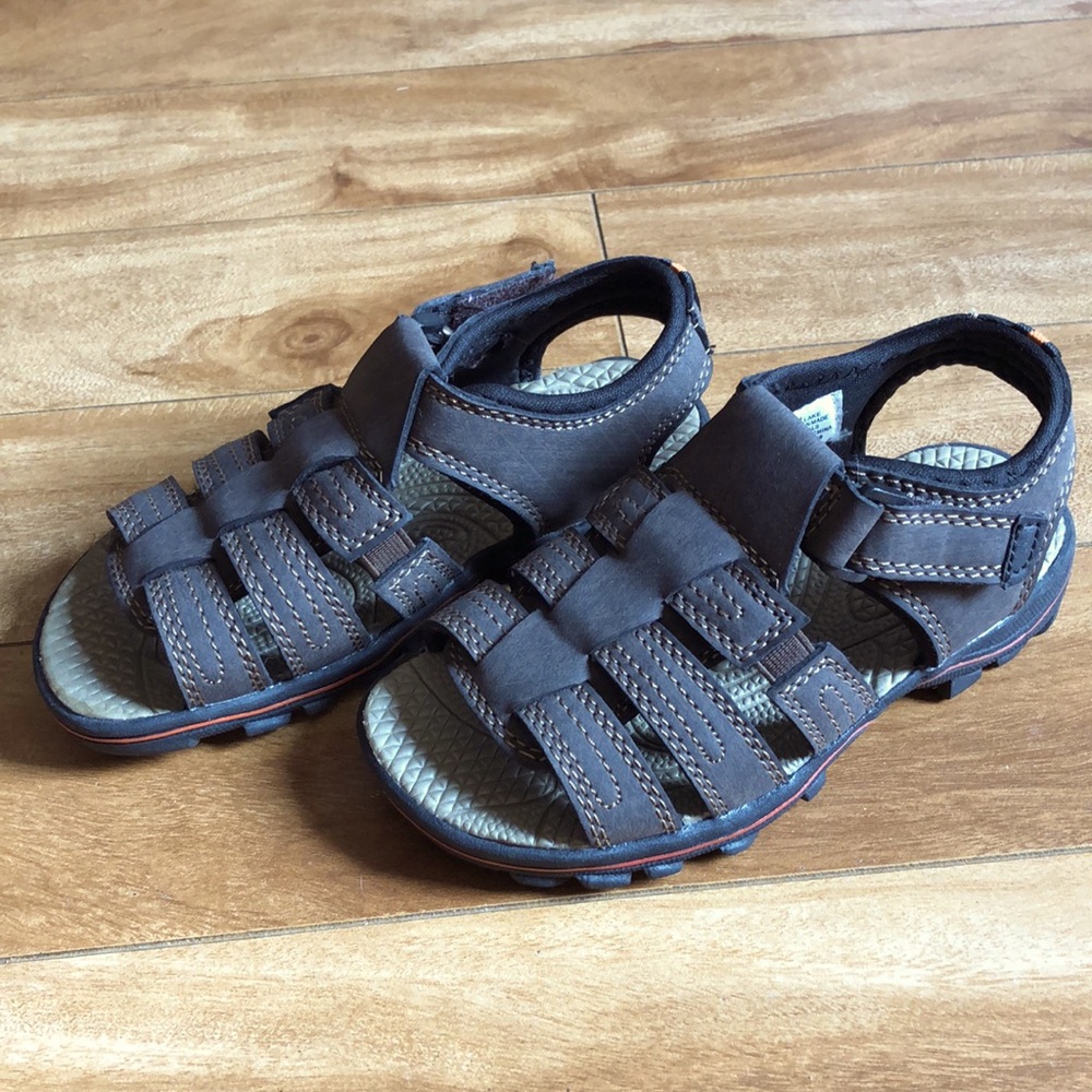NWOT brown unisex toddler sandals.